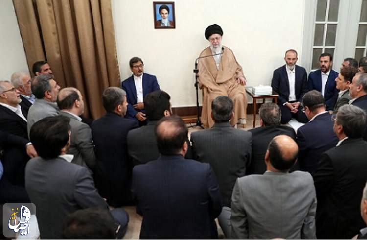 قائد الثورة للمسؤولين: لا تضيعوا فرص الخدمة واستمعوا حتى لأصوات الغضب